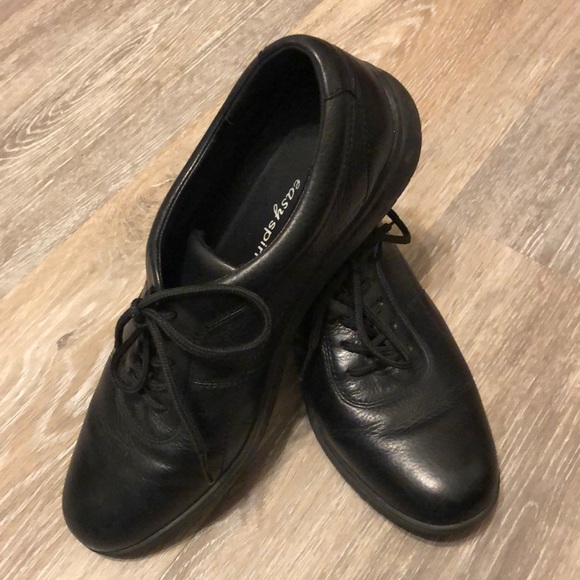 Easy Spirit Black Leather Shoes - Picture 1 of 6
